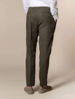 Olive Linen Seaside Trousers -Velora Fashion Aurelien 542A4980 scaled
