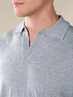 Extrafine Merino Buttonless Polo Light Grey 10 Extrafine Merino Buttonless Polo Light Grey -Velora Fashion Aurelien Merino Cashwool Made in Italy Sweater Polo Longsleeve buttonless light grey6
