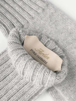 Light Grey Wintertime Gloves -Velora Fashion Aurelien gloves cashmere men women light grey3 scaled